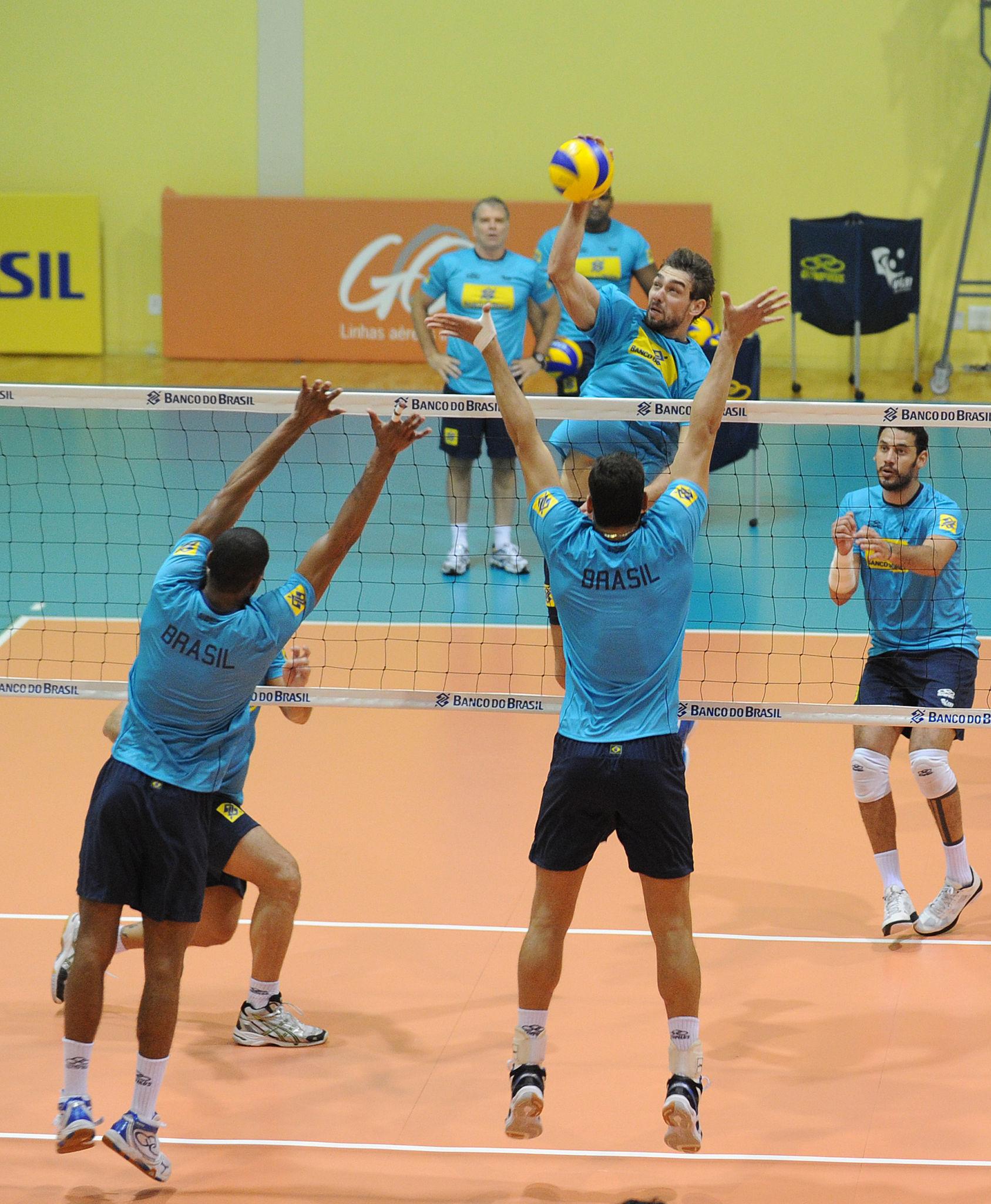 CBV confirma pedido de dispensa de Oppenkoski da Seleção Brasileira